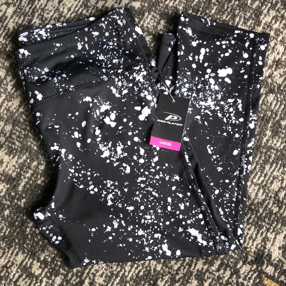 Capri leggings pro player size med. NWT